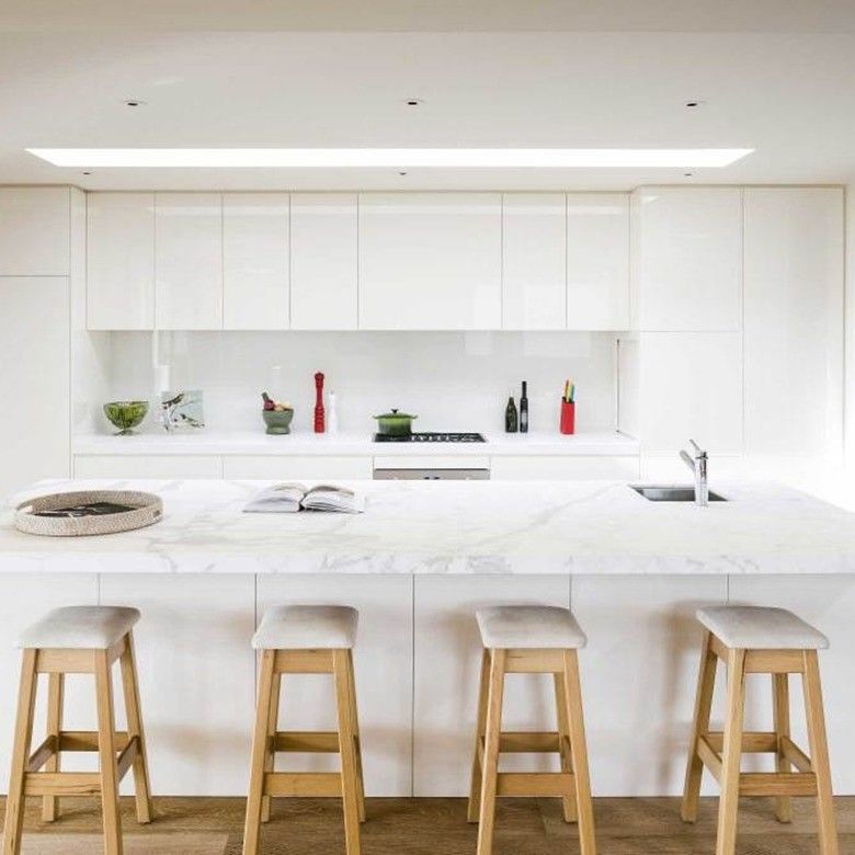 Tableau à bord plat et finition en placage pour une grande île de cuisine blanche de style européen