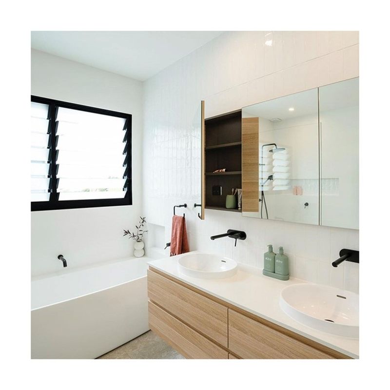 Petit évier de salle de bain à murs en rectangle avec baignoire et miroir inclus
