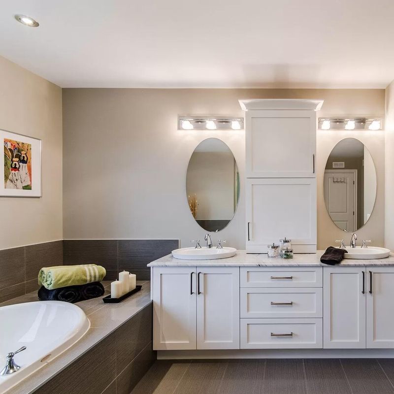 Petit évier de salle de bain à murs en rectangle avec baignoire et miroir inclus