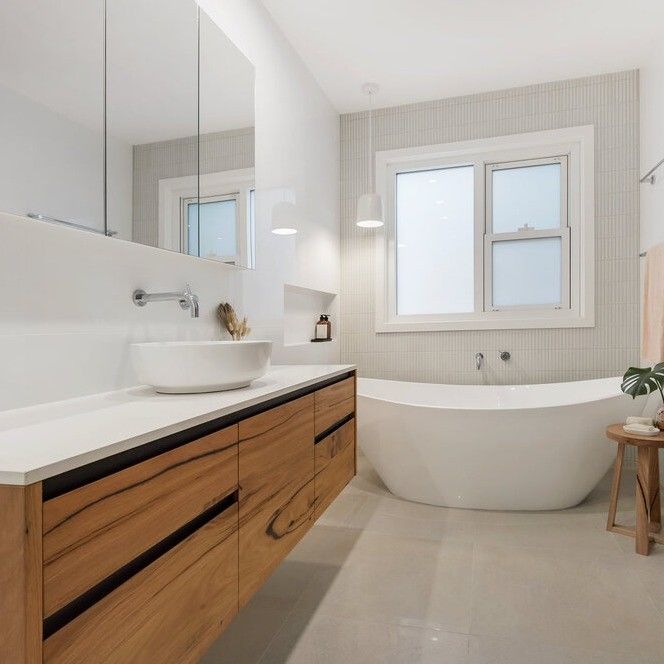 Petit évier de salle de bain à murs en rectangle avec baignoire et miroir inclus