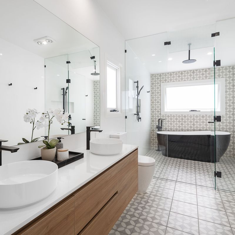 Petit évier de salle de bain à murs en rectangle avec baignoire et miroir inclus