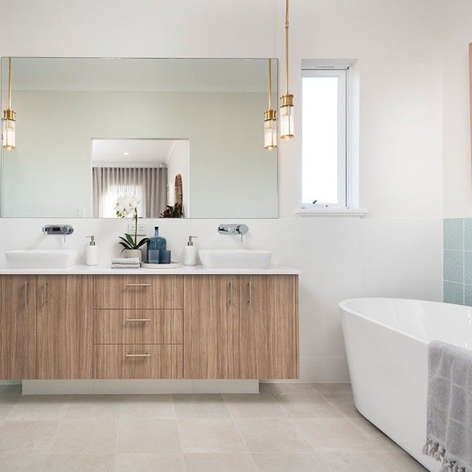 Petit évier de salle de bain à murs en rectangle avec baignoire et miroir inclus