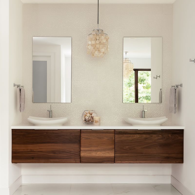 Armoire de salle de bain étroite avec miroir LED et options personnalisables