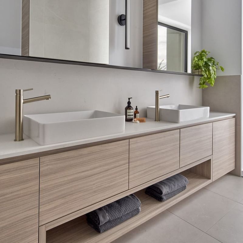 Armoire de salle de bain étroite avec miroir LED et options personnalisables