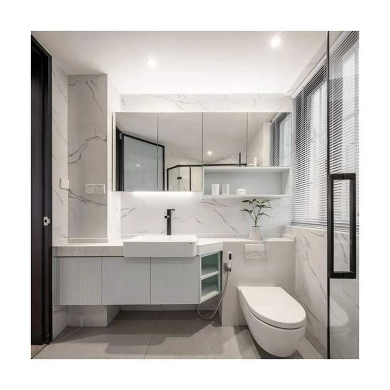 Armoires de salle de bain modernes de coin nordique avec miroir lumineux LED et combo de vanité
