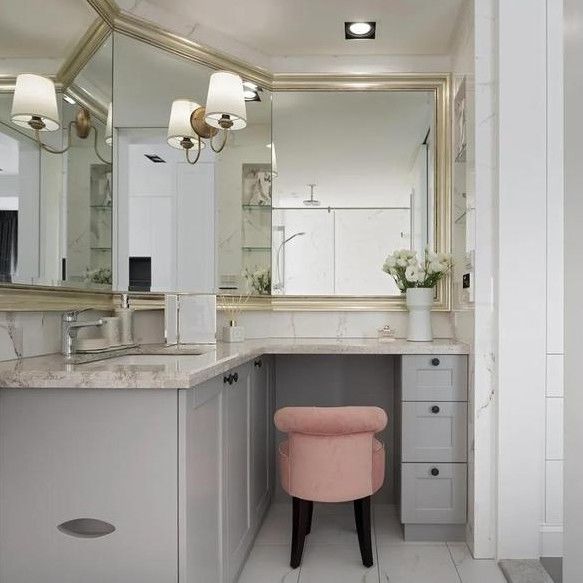 Armoires de salle de bain modernes de coin nordique avec miroir lumineux LED et combo de vanité