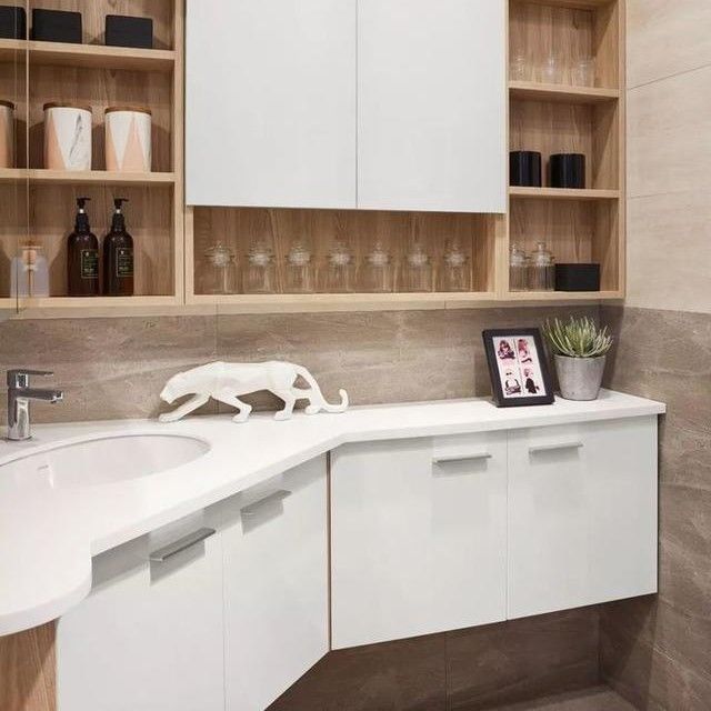 Armoires de salle de bain modernes de coin nordique avec miroir lumineux LED et combo de vanité
