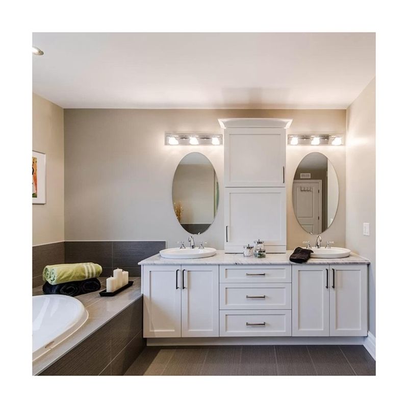 Des modèles personnalisés 42 pouces Shaker blanc salle de bains Vanité miroir LED et combo armoire