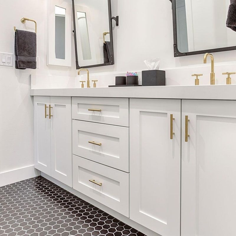 Armoire de salle de bains moderne avec miroir à LED et évier double