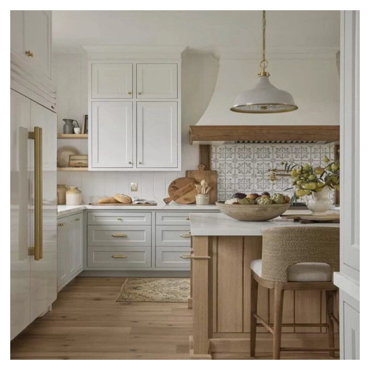 Armoires de cuisine en bois massif pour appartements sur mesure