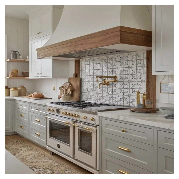 Armoires de cuisine en bois massif pour appartements sur mesure