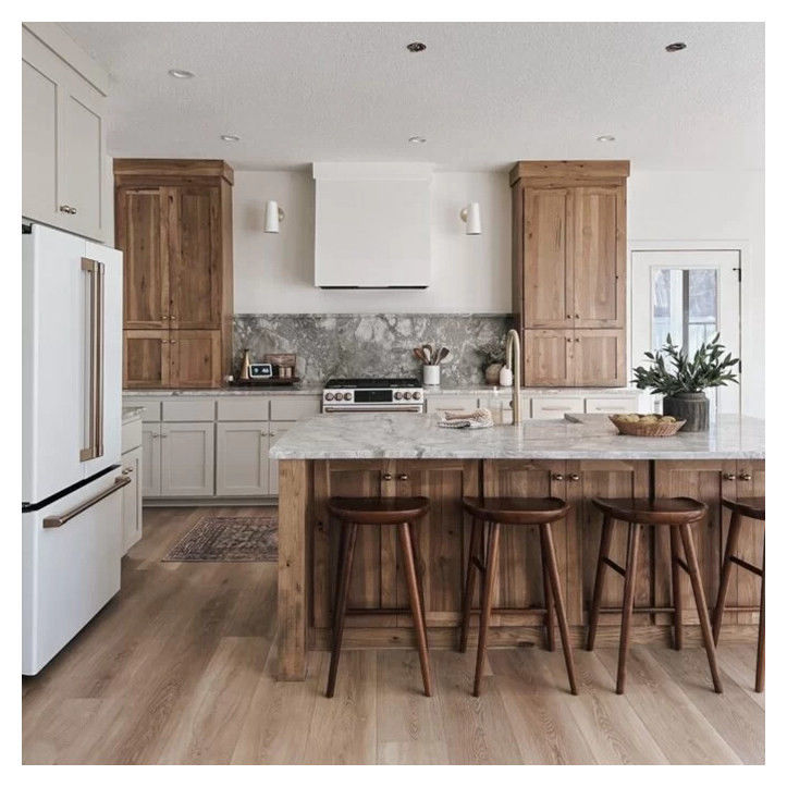Armoires de cuisine en bois massif pour appartements sur mesure