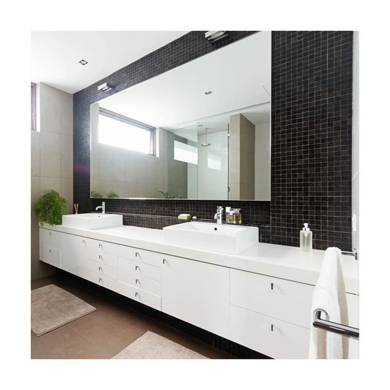 Vanité de salle de bain en bois massif avec évier dans un style de design moderne et une laque blanche de luxe