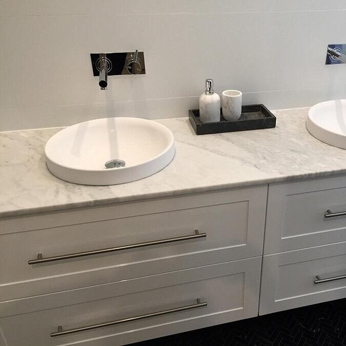 Vanité de salle de bain en bois massif avec évier dans un style de design moderne et une laque blanche de luxe