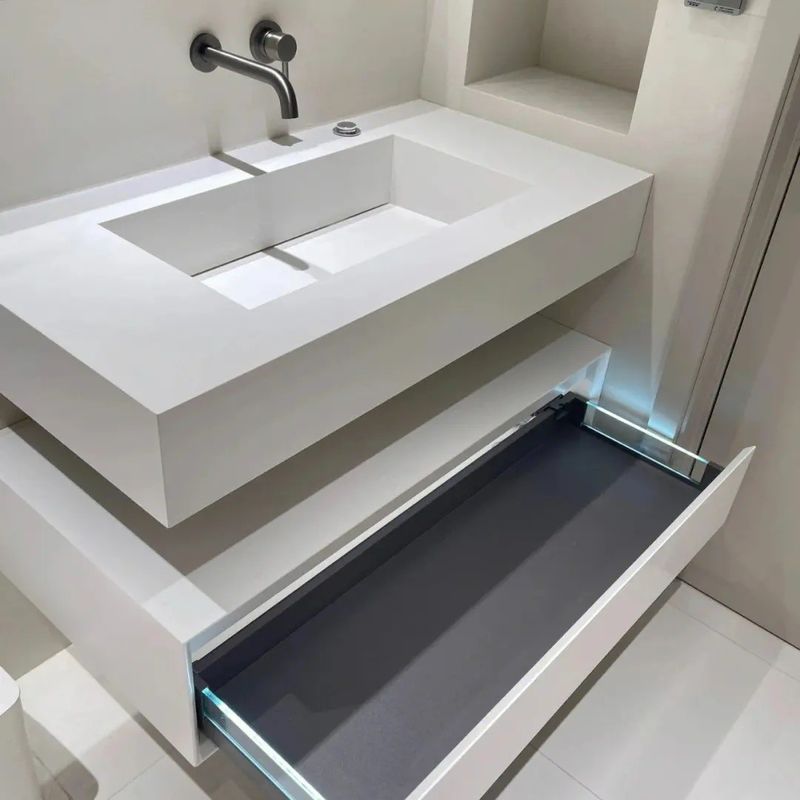 Armoire de salle de bains flottante de maquillage miroir cadre métallique avec conception sans poignée