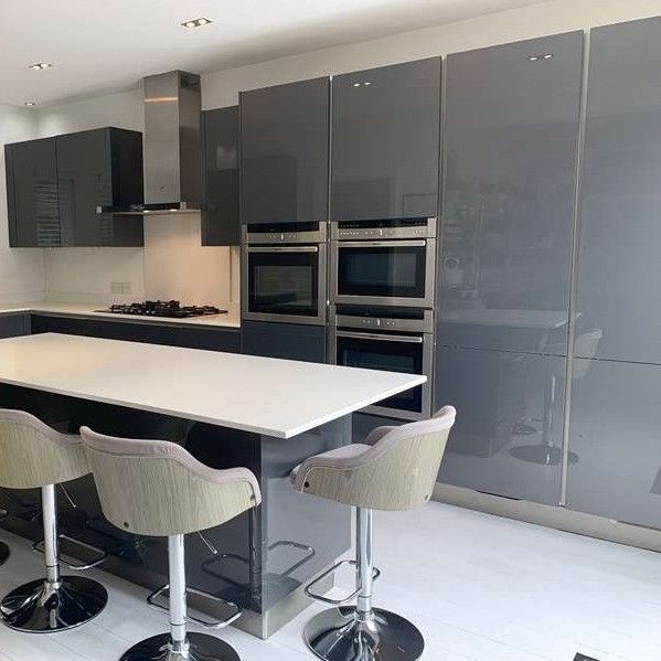 Manches de placard finitions en laque personnalisées pour armoire de cuisine en design minimaliste