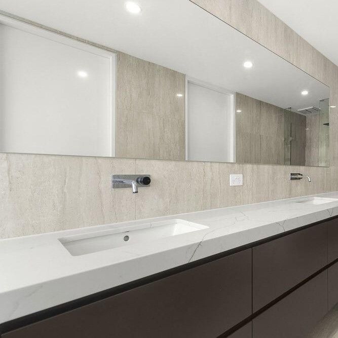 Armoire de salle de bain en bois montée sur le mur bassin de dalles et miroir lumineux LED largeur 38-46 pouces