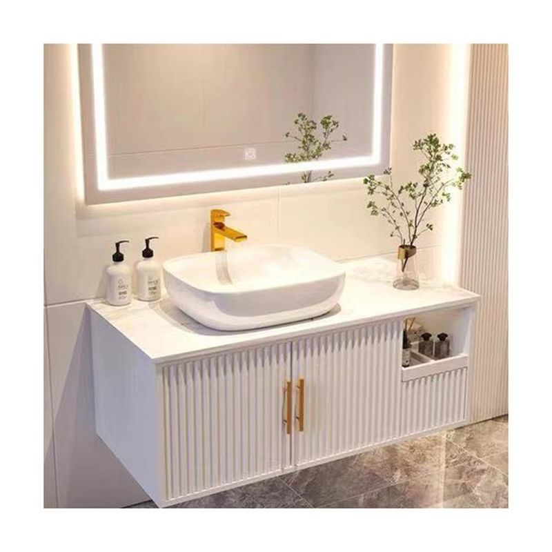 Une vanité de salle de bain personnalisée de 30 pouces montée sur le mur avec évier en céramique et porte en bois massif