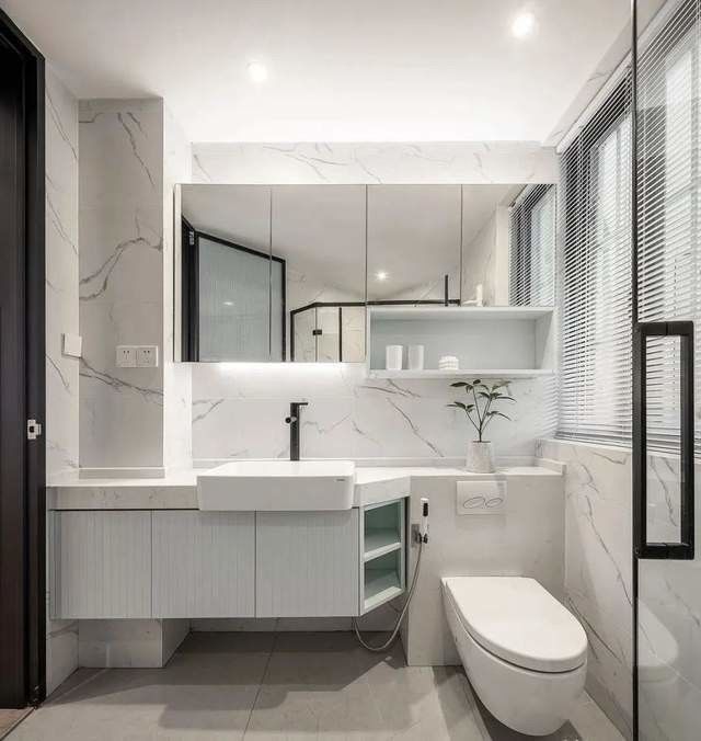 Une vanité de salle de bain personnalisée de 30 pouces montée sur le mur avec évier en céramique et porte en bois massif