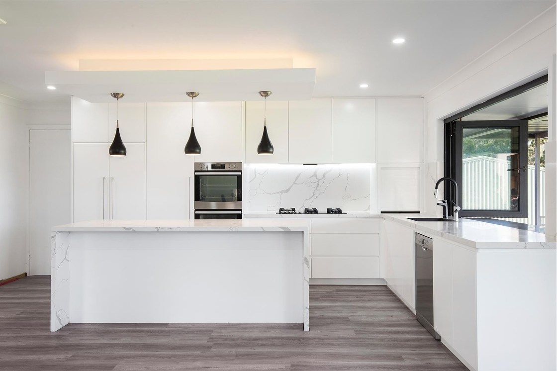 Cabinet de cuisine personnalisé en bois de chêne américain avec portes et portes HDF