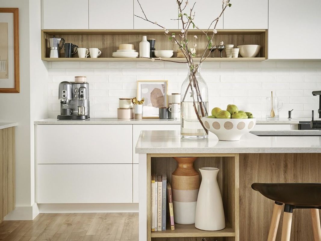 Armoires de cuisine entièrement modernes avec comptoir en pierre de quartz et rangement en bois