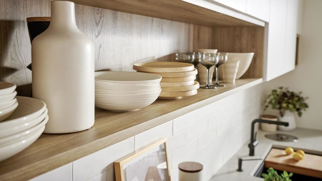 Armoires de cuisine entièrement modernes avec comptoir en pierre de quartz et rangement en bois