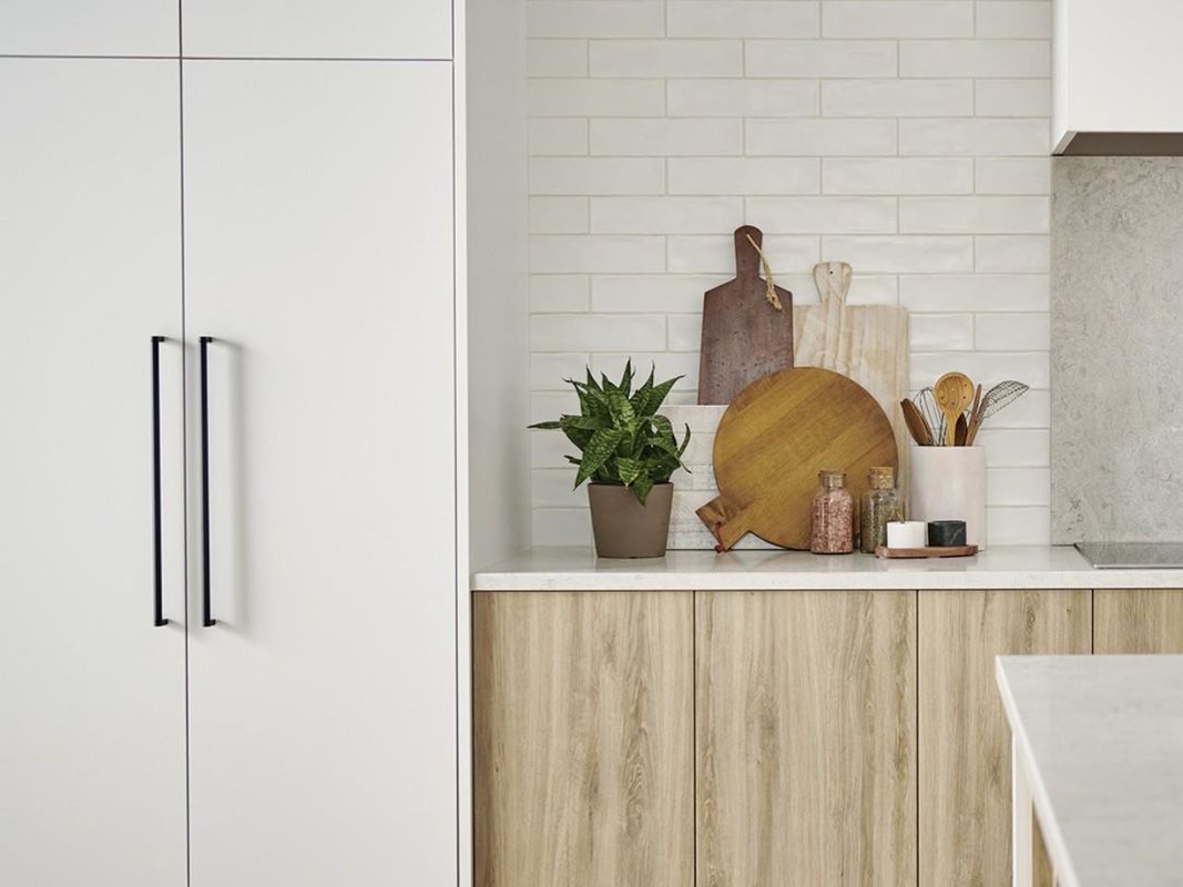Armoires de cuisine entièrement modernes avec comptoir en pierre de quartz et rangement en bois
