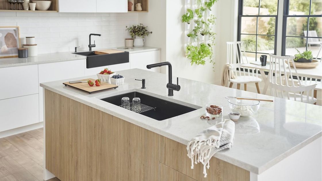 Armoires de cuisine entièrement modernes avec comptoir en pierre de quartz et rangement en bois
