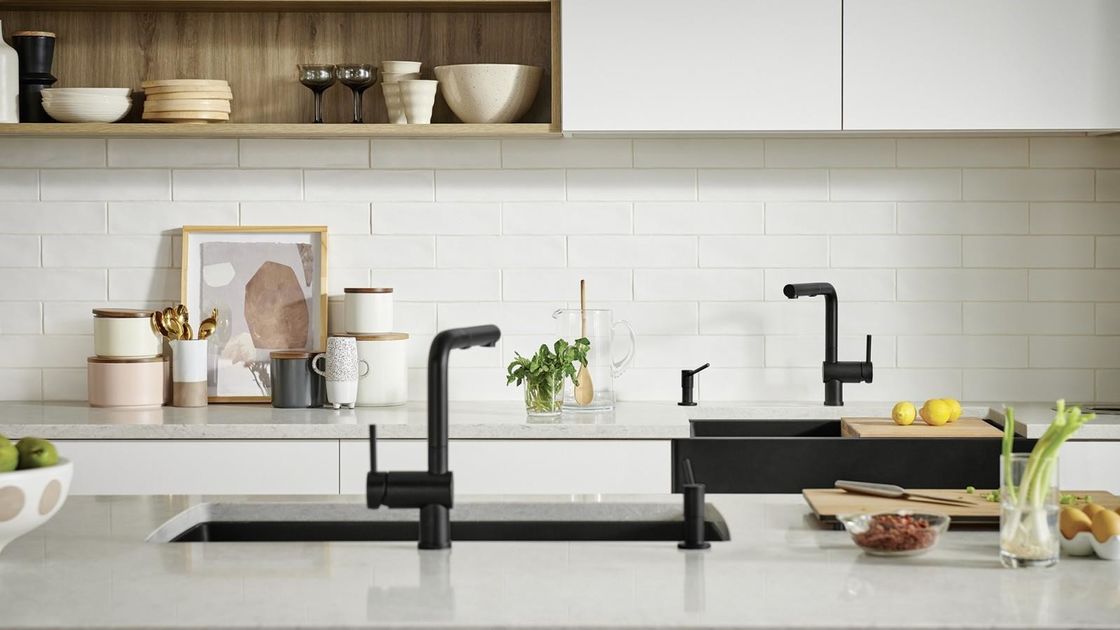 Armoires de cuisine entièrement modernes avec comptoir en pierre de quartz et rangement en bois