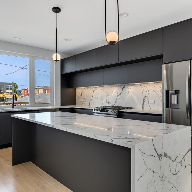 Armoires de cuisine personnalisées de couleur foncée de placage avec accessoires à l'intérieur