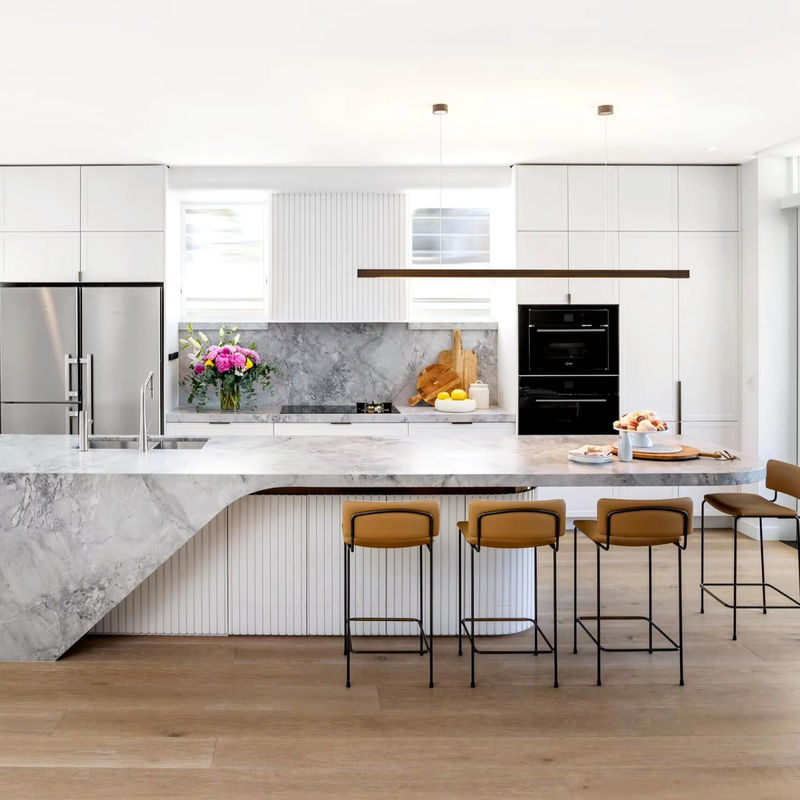 Armoires de cuisine personnalisées de couleur foncée de placage avec accessoires à l'intérieur