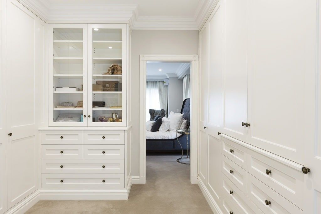 Armoire intégrée extensible avec porte coulissante