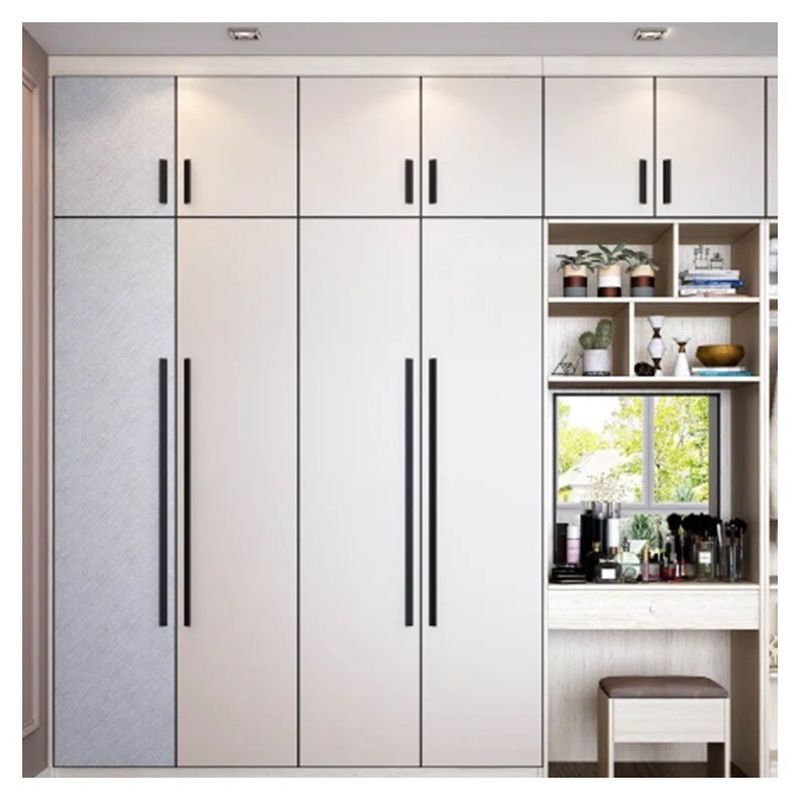 Décorateur de vêtements dans une villa moderne