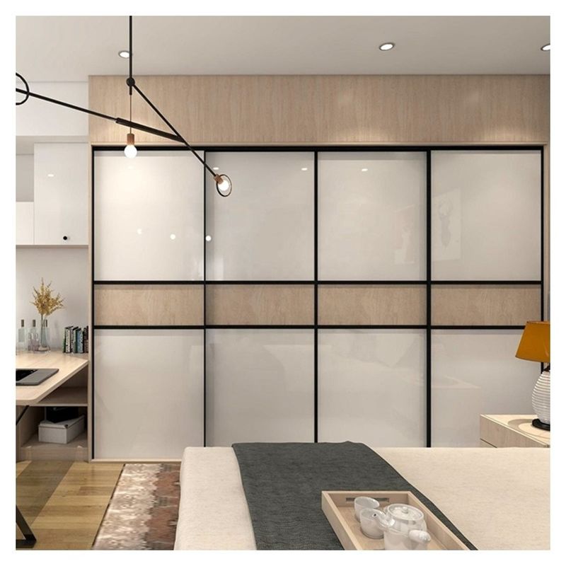 Décorateur de vêtements dans une villa moderne