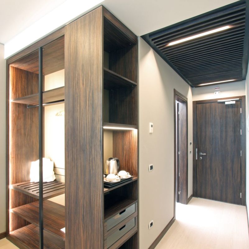 Meubles d'hôtel YALIG Armoire de porte coulissante en bois contemporaine avec système intégré