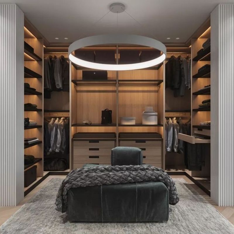 Style de design contemporain Luxe gris en forme de U MDF marche dans le placard Armoires non pliées