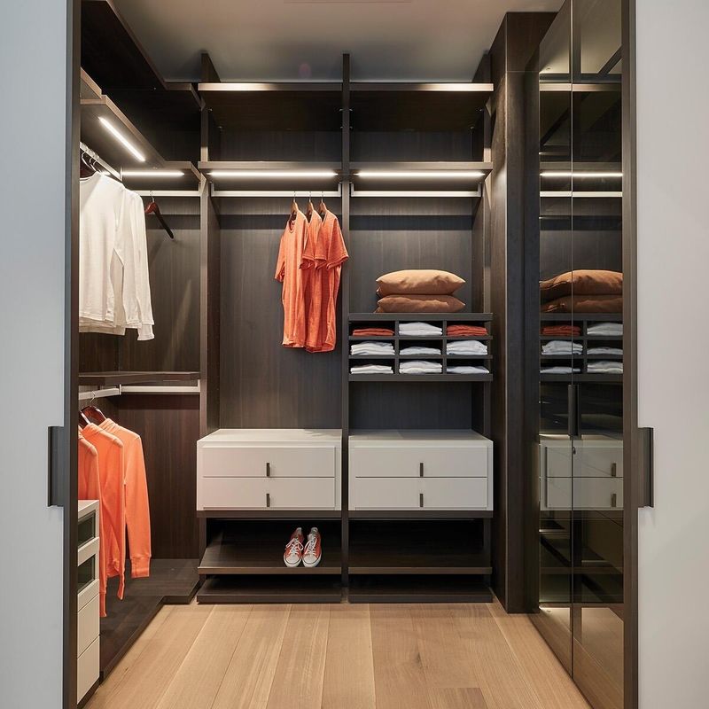 Style de design contemporain Luxe gris en forme de U MDF marche dans le placard Armoires non pliées