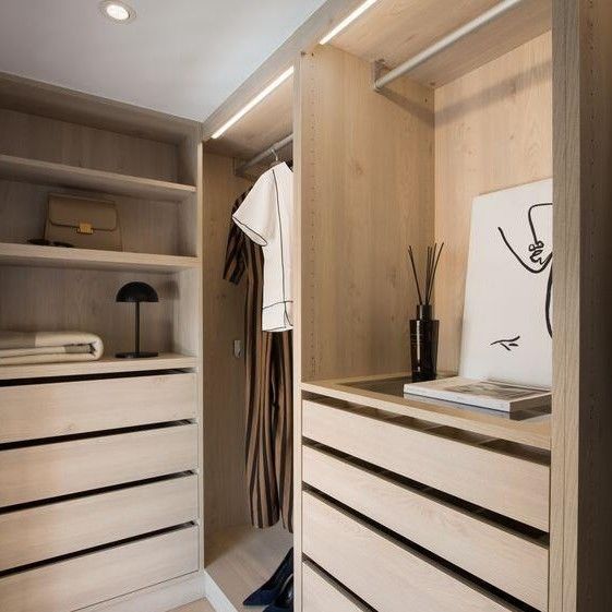 Cadeau en bois naturel en grain grand et ouvert dans le placard
