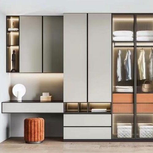 Chambre de chambre de style moderne avec 8 portes coulissantes et miroir