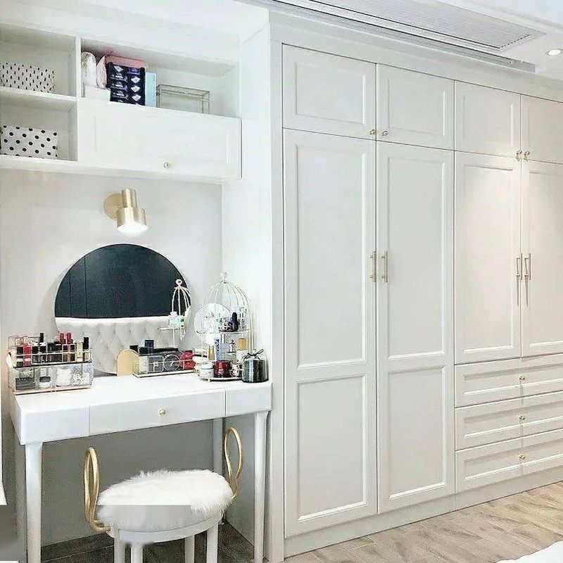 Chambre de chambre de style moderne avec 8 portes coulissantes et miroir