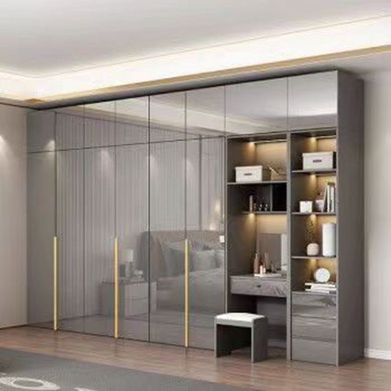Chambre de chambre de style moderne avec 8 portes coulissantes et miroir