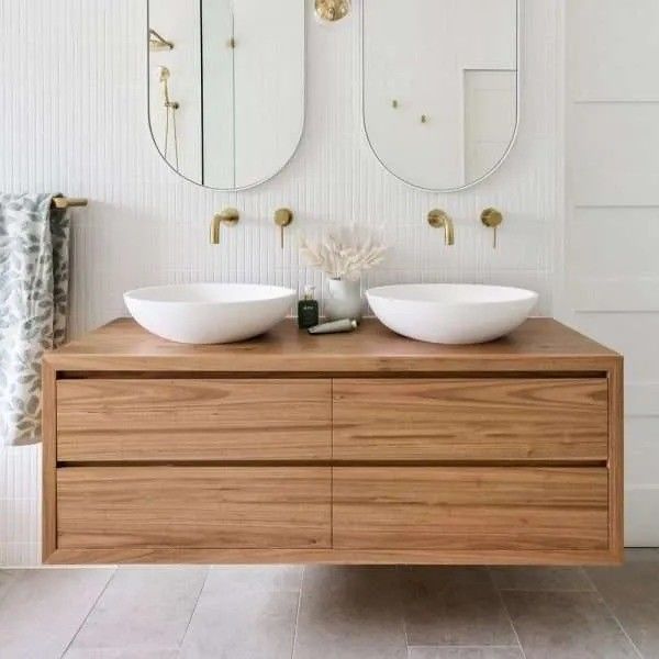 Transformez votre salle de bain avec des vanités en bois massif montées sur le mur et un lavabo flottant