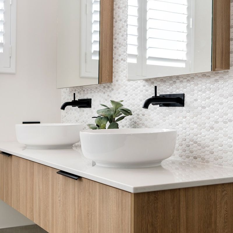 Transformez votre salle de bain avec des vanités en bois massif montées sur le mur et un lavabo flottant