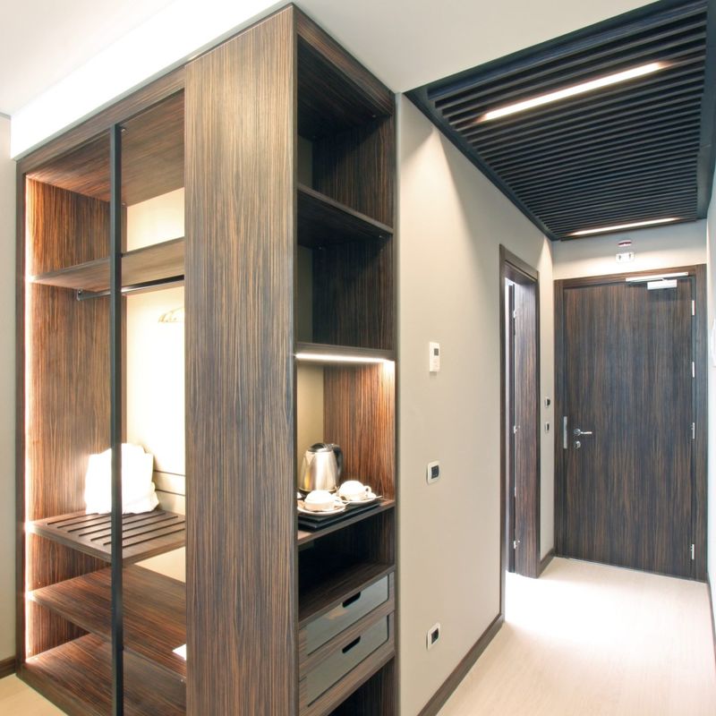 Meubles d'hôtel YALIG Armoire à porte coulissante en bois moderne pour système de placard intégré