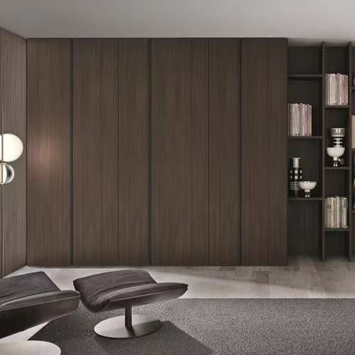 Maintenance minimale Porte pivotante en melamine de couleur bois moderne Armoire de chambre pour villa