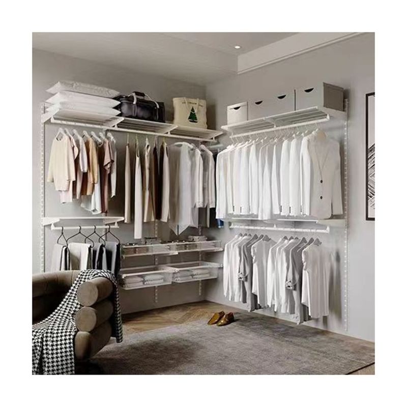 Armoire ouverte en bois pour l'aménagement intérieur et l'organisation du placard