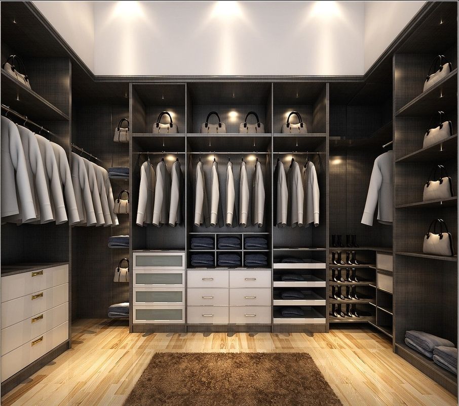 Armoire ouverte en bois pour l'aménagement intérieur et l'organisation du placard